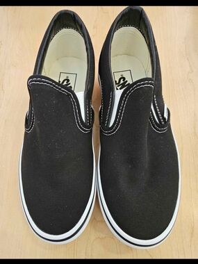 BNIB Unisex M6.5 W8 Vans Classic Slip-On Sneakers in Black & White